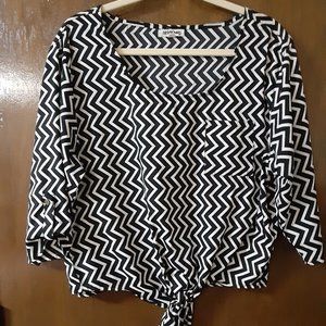 BLACK & WHITE THAMB GEOMETRIC BLACK & CREAM CUTE TIE-FRONT BLOUSE. SIZE XL